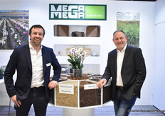 Lex Dofferhoff and Peter Zethof of MEEGAA show various substrates.